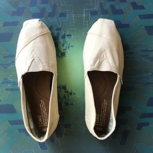 Never Been Worn Cream Tom’s (size 9.5 W)